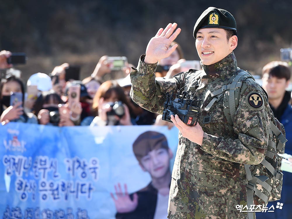Ji Chang Wook gây náo loạn ngày xuất ngũ: Mặt mộc 100% mà vẫn đẹp trai câm nín, như bước ra từ cảnh phim hành động - Ảnh 10. Ji Chang Wook gây náo loạn ngày xuất ngũ: Mặt mộc 100% mà vẫn đẹp trai câm nín, như bước ra từ cảnh phim hành động - Ảnh 10.