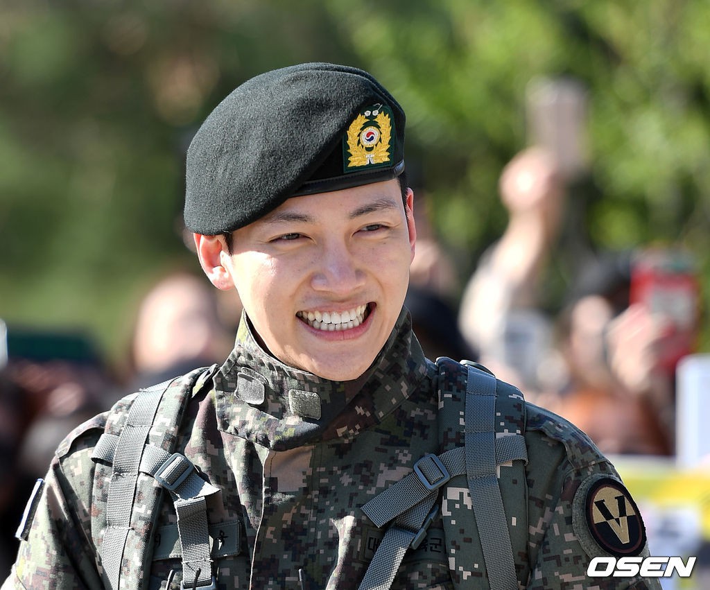 Ji Chang Wook gây náo loạn ngày xuất ngũ: Mặt mộc 100% mà vẫn đẹp trai câm nín, như bước ra từ cảnh phim hành động - Ảnh 14. Ji Chang Wook gây náo loạn ngày xuất ngũ: Mặt mộc 100% mà vẫn đẹp trai câm nín, như bước ra từ cảnh phim hành động - Ảnh 14.