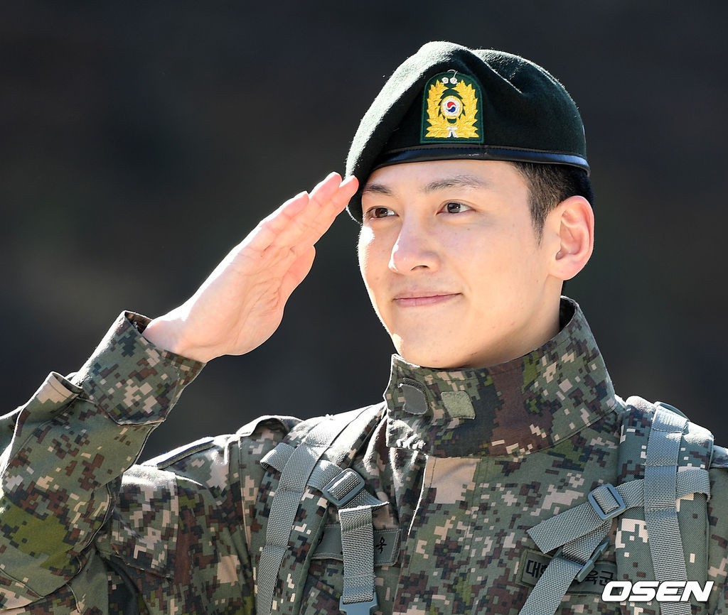 Ji Chang Wook gây náo loạn ngày xuất ngũ: Mặt mộc 100% mà vẫn đẹp trai câm nín, như bước ra từ cảnh phim hành động - Ảnh 13. Ji Chang Wook gây náo loạn ngày xuất ngũ: Mặt mộc 100% mà vẫn đẹp trai câm nín, như bước ra từ cảnh phim hành động - Ảnh 13.