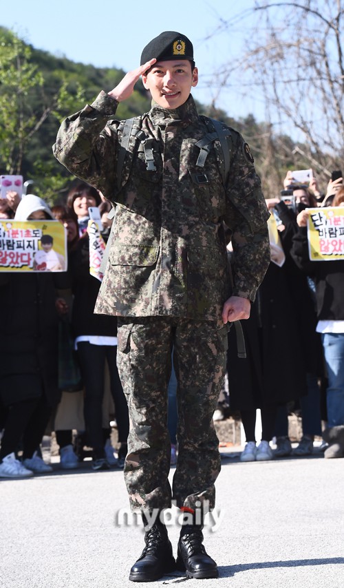 Ji Chang Wook gây náo loạn ngày xuất ngũ: Mặt mộc 100% mà vẫn đẹp trai câm nín, như bước ra từ cảnh phim hành động - Ảnh 5.