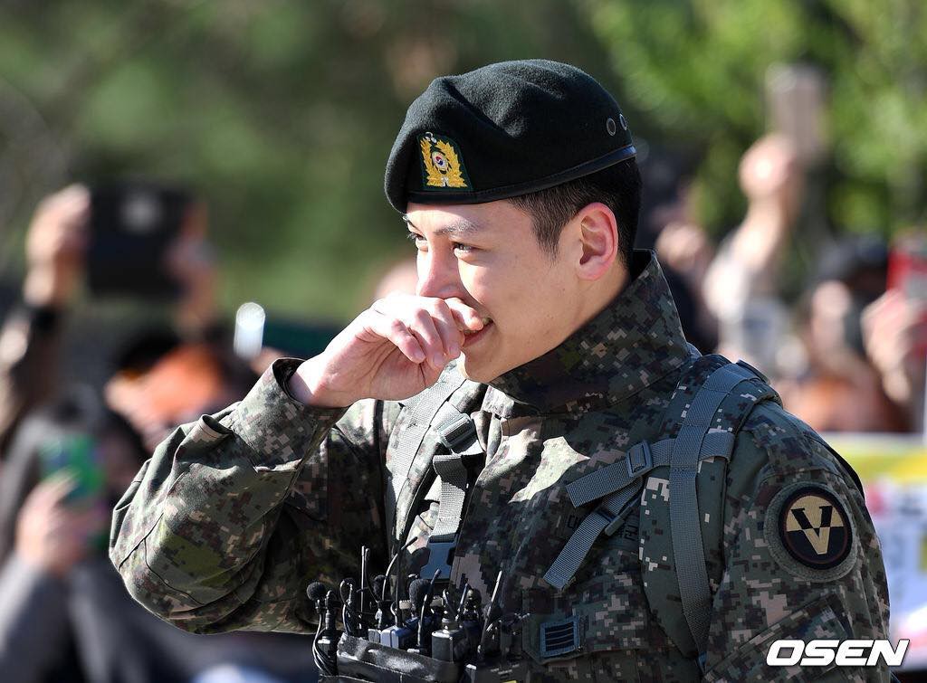 Ji Chang Wook gây náo loạn ngày xuất ngũ: Mặt mộc 100% mà vẫn đẹp trai câm nín, như bước ra từ cảnh phim hành động - Ảnh 12. Ji Chang Wook gây náo loạn ngày xuất ngũ: Mặt mộc 100% mà vẫn đẹp trai câm nín, như bước ra từ cảnh phim hành động - Ảnh 12.