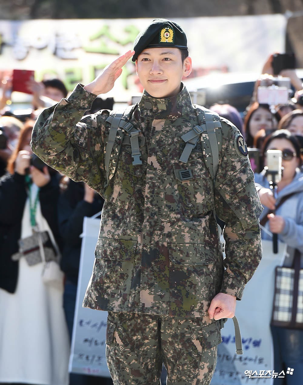 Ji Chang Wook gây náo loạn ngày xuất ngũ: Mặt mộc 100% mà vẫn đẹp trai câm nín, như bước ra từ cảnh phim hành động - Ảnh 6. Ji Chang Wook gây náo loạn ngày xuất ngũ: Mặt mộc 100% mà vẫn đẹp trai câm nín, như bước ra từ cảnh phim hành động - Ảnh 6.