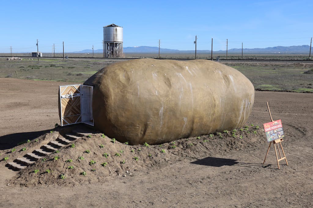 Ngỡ như trong phim hoạt hình: Củ khoai tây khổng lồ cho thuê làm homestay trên Airbnb với giá 247 USD một đêm - Ảnh 1.