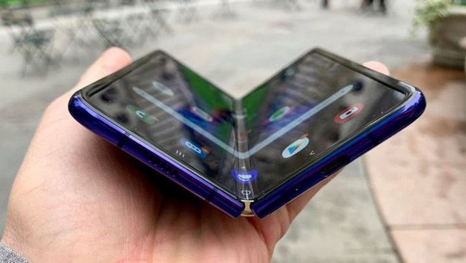 Gập Galaxy Fold li&ecirc;n tiếp 1000 lần trong 20 ph&uacute;t xem c&oacute; hỏng kh&ocirc;ng: Kinh ngạc với độ bền của Samsung - Ảnh 1.