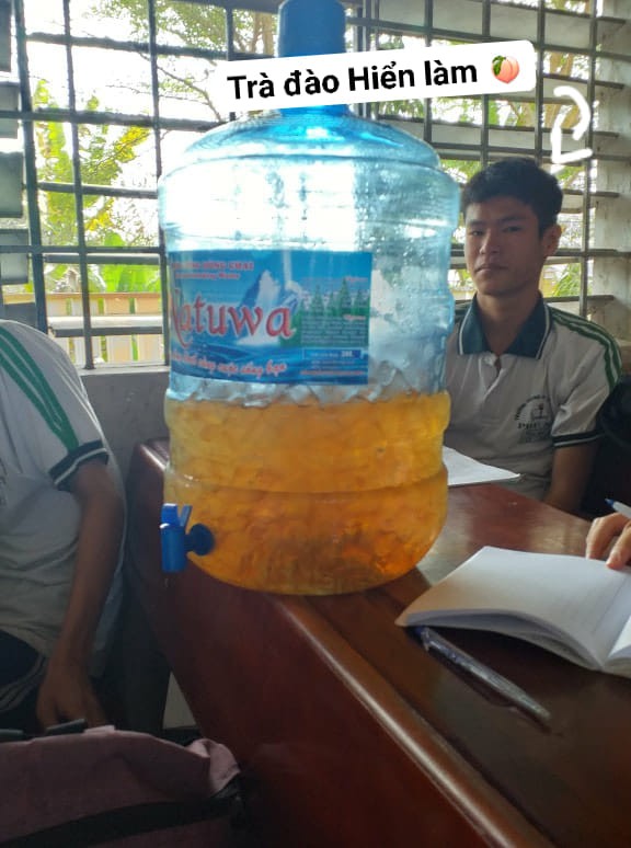 L&agrave;m hẳn b&igrave;nh tr&agrave; đ&agrave;o ngoại cỡ giải nhiệt cho cả lớp, cậu bạn nh&agrave; người ta trong truyền thuyết đ&acirc;y rồi! - Ảnh 1.