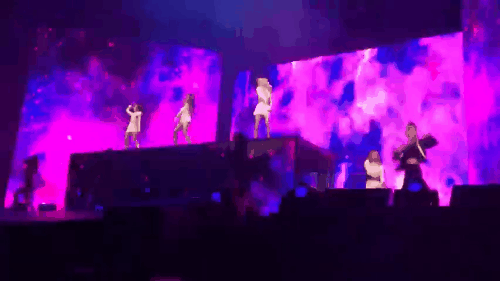 Giữa t&acirc;m b&atilde;o Jennie, fan BLACKPINK lại nổi đ&oacute;a khi thấy Lisa lọt thỏm một g&oacute;c s&acirc;n khấu biểu diễn - Ảnh 2.