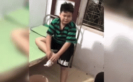 Clip vừa thương vừa cười mệt nghỉ: Cậu b&eacute; giẫm ch&acirc;n v&agrave;o mảnh s&agrave;nh, một mực tự th&aacute;o băng trong nước mắt v&agrave; ng&agrave;n lời thều th&agrave;o than v&atilde;n - Ảnh 3.