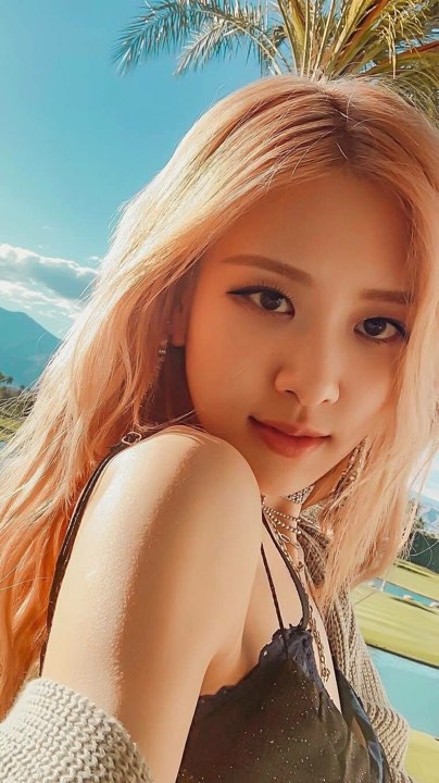 Nếu bạn đang tìm kiếm một bức ảnh xinh đẹp và đáng yêu của Blackpink Rosé, thì hãy click vào đây. Bức ảnh này khiến bất kỳ ai nhìn vào đều không thể cưỡng lại được nụ cười. Với vẻ mặt tươi cười và ánh mắt trong veo, Rosé trông như một chú chim sẻ đang hát vang giữa mùa xuân.