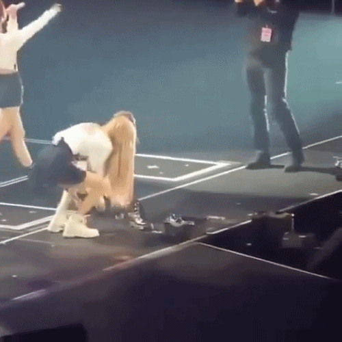 V&ocirc; tư như Lisa (Black Pink): Thản nhi&ecirc;n ngồi bệt xuống đất rồi th&aacute;o tất ngay giữa concert - Ảnh 3.