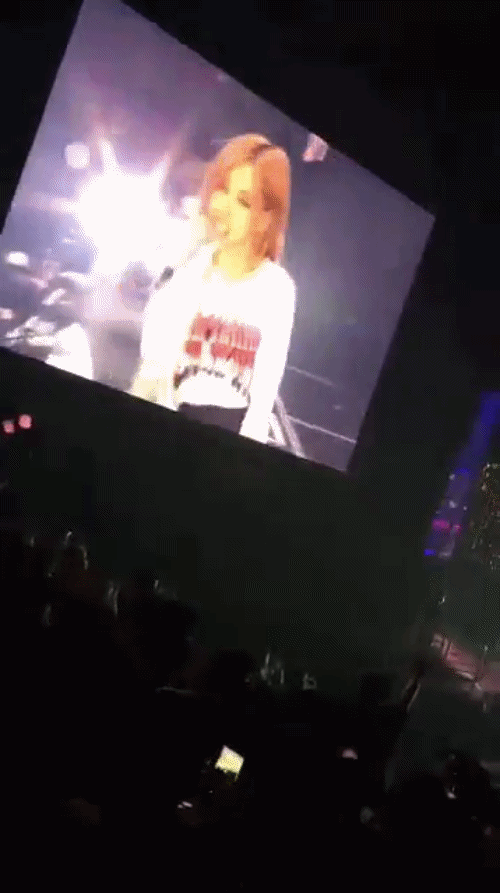 V&ocirc; tư như Lisa (Black Pink): Thản nhi&ecirc;n ngồi bệt xuống đất rồi th&aacute;o tất ngay giữa concert - Ảnh 1.