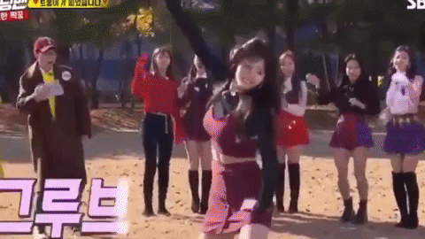 Momo (TWICE) - Lisa (BLACKPINK) khoe vũ đạo khi đi show: Cỗ m&aacute;y nhảy n&agrave;o đỉnh hơn? - Ảnh 11.