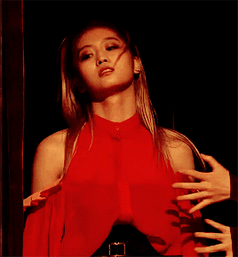 Momo (TWICE) - Lisa (BLACKPINK) khoe vũ đạo khi đi show: Cỗ m&aacute;y nhảy n&agrave;o đỉnh hơn? - Ảnh 14.