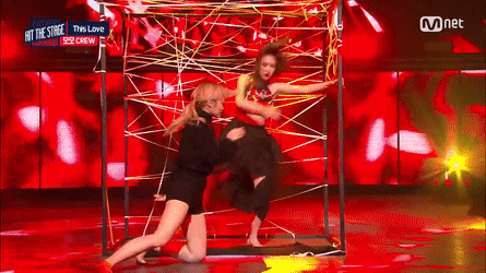 Momo (TWICE) - Lisa (BLACKPINK) khoe vũ đạo khi đi show: Cỗ m&aacute;y nhảy n&agrave;o đỉnh hơn? - Ảnh 16.