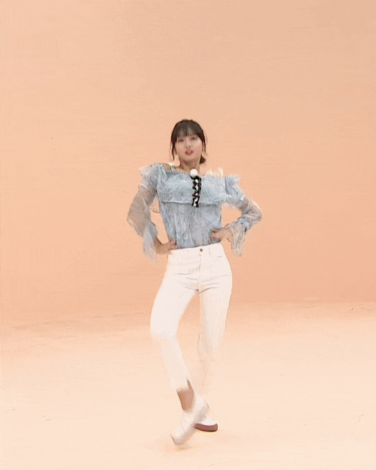 Momo (TWICE) - Lisa (BLACKPINK) khoe vũ đạo khi đi show: Cỗ m&aacute;y nhảy n&agrave;o đỉnh hơn? - Ảnh 13.