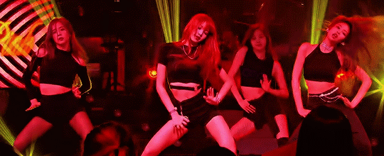 Momo (TWICE) - Lisa (BLACKPINK) khoe vũ đạo khi đi show: Cỗ m&aacute;y nhảy n&agrave;o đỉnh hơn? - Ảnh 8.