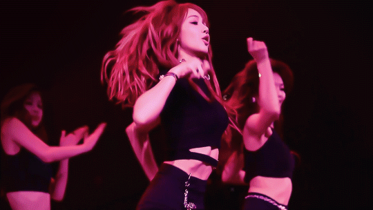 Momo (TWICE) - Lisa (BLACKPINK) khoe vũ đạo khi đi show: Cỗ m&aacute;y nhảy n&agrave;o đỉnh hơn? - Ảnh 9.