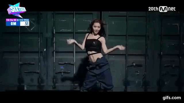 Momo (TWICE) - Lisa (BLACKPINK) khoe vũ đạo khi đi show: Cỗ m&aacute;y nhảy n&agrave;o đỉnh hơn? - Ảnh 10.