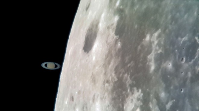 Tin được không: Tấm ảnh Sao thổ chạm Mặt trăng này được chụp bằng Galaxy S8 gắn vào kính viễn vọng - Ảnh 1.