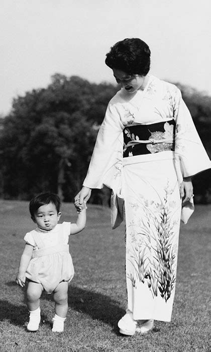 Hoàng hậu Michiko đã phá vỡ quy tắc nuôi dạy của Hoàng gia Nhật như thế nào mà khiến cả dân Nhật ngưỡng mộ và tự hào - Ảnh 2.