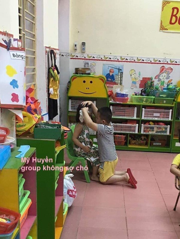 Thấy b&eacute; g&aacute;i kh&oacute;c nức nở v&igrave; bị vẽ m&egrave;o, h&agrave;nh động ga lăng của so&aacute;i ca 5 tuổi khiến nhiều người rụng tim: Ra đ&acirc;y anh lau mặt cho - Ảnh 2.