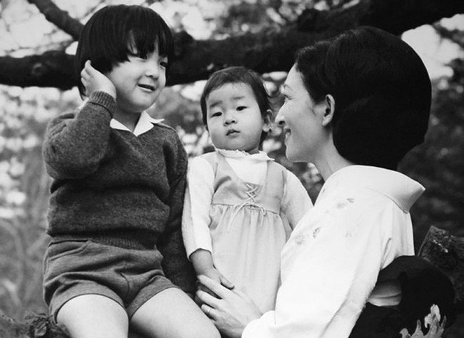 Hoàng hậu Michiko đã phá vỡ quy tắc nuôi dạy của Hoàng gia Nhật như thế nào mà khiến cả dân Nhật ngưỡng mộ và tự hào - Ảnh 4.