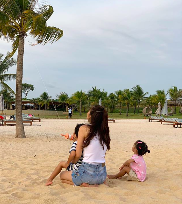 Cường Đô La, Đàm Thu Trang đưa nhau đi trốn, vợ Lê Hiếu lấy túi che bụng ở trời Tây giữa tin đồn bầu bí trong kỳ nghỉ lễ  - Ảnh 2.