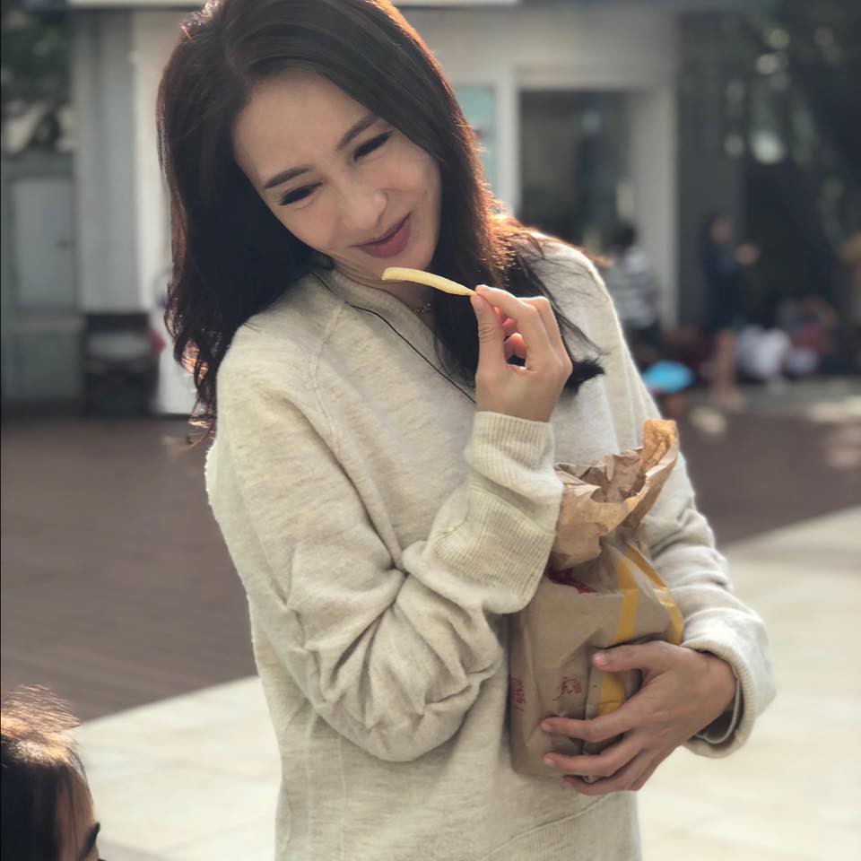 Lê Tư khiến chồng say đắm cung phụng, Trần Hảo lu mờ học trò kém gần 2 giáp, tất cả là nhờ nhan sắc hack tuổi khó tin - Ảnh 4. Lê Tư khiến chồng say đắm cung phụng, Trần Hảo lu mờ học trò kém gần 2 giáp, tất cả là nhờ nhan sắc hack tuổi khó tin - Ảnh 4.
