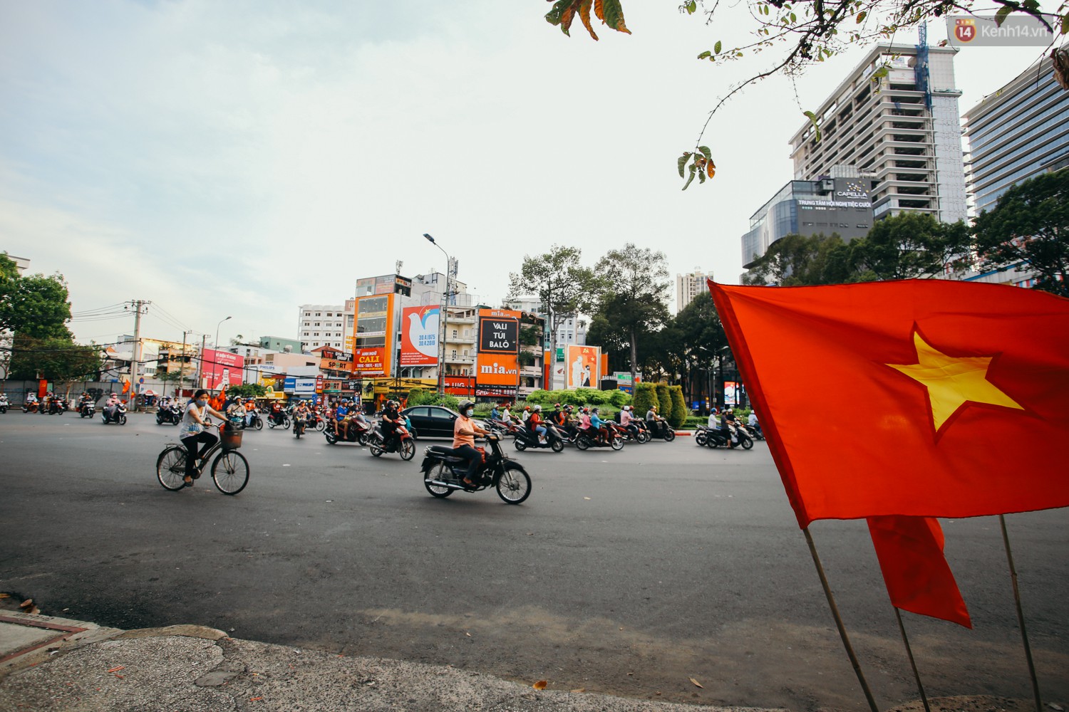 Sài Gòn bình yên lạ thường, đường phố vắng bóng phương tiện trong những ngày nghỉ lễ 30/4 - 1/5 - Ảnh 12.