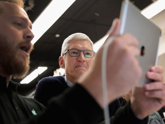 Điều h&agrave;nh Apple ngh&igrave;n tỷ USD, CEO Tim Cook vẫn mua đồ l&oacute;t giảm gi&aacute;, muốn quy&ecirc;n hết tiền sau khi trả học ph&iacute; cho ch&aacute;u trai - Ảnh 2.