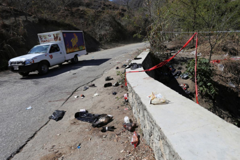 Tai nạn xe khách thảm khốc tại Mexico, gần 40 người thương vong - Ảnh 1.