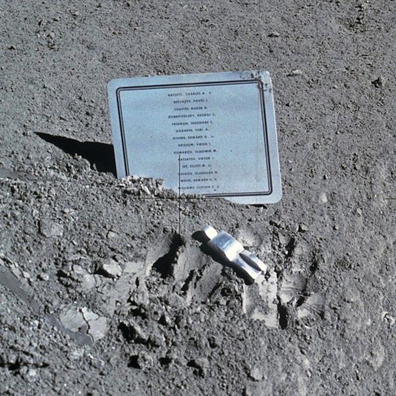 Cách đặc biệt để NASA tưởng niệm các phi hành gia đã khuất trên Mặt Trăng - Ảnh 1.