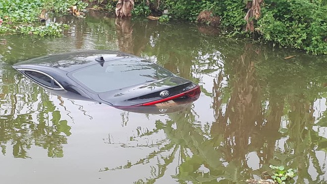 Chiếc Kia Cerato đời mới chìm nghỉm dưới ao sau cú đạp nhầm của nữ tài xế - Ảnh 1.