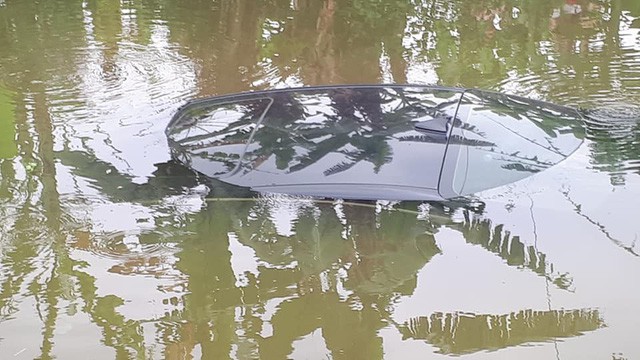 Chiếc Kia Cerato đời mới chìm nghỉm dưới ao sau cú đạp nhầm của nữ tài xế - Ảnh 3.