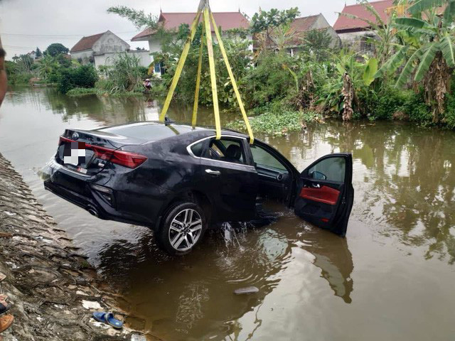 Chiếc Kia Cerato đời mới chìm nghỉm dưới ao sau cú đạp nhầm của nữ tài xế - Ảnh 4.