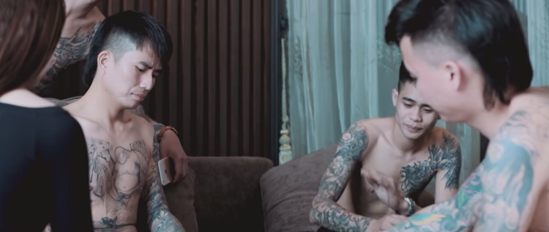 Mục sở thị phim giang hồ của Kh&aacute; Bảnh: T&igrave;nh tiết ng&acirc;y thơ, muốn hiểu phải đọc phụ đề - Ảnh 2.