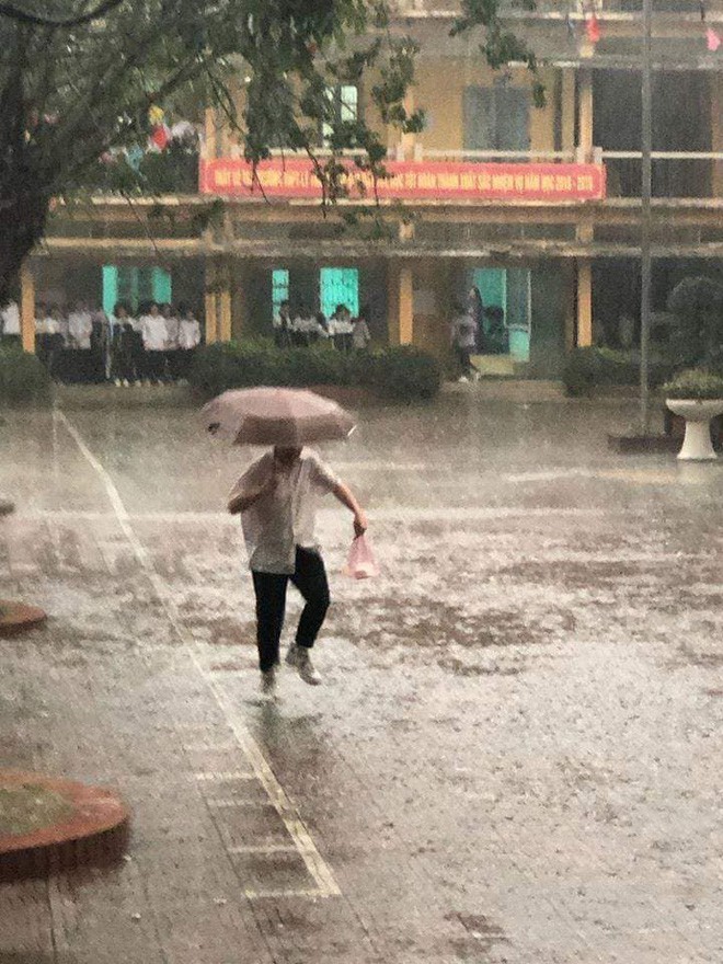 Đội mưa mua đồ ăn sáng cho người thương: Tình đầu hết lòng ấy, nay đã ở đâu rồi? - Ảnh 1.