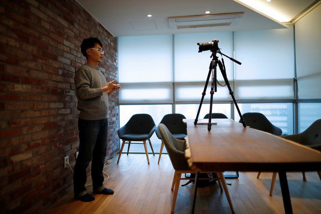 Căng thẳng, kiệt sức, người trẻ Hàn Quốc đang chuyển sang làm YouTuber thay vì văn phòng lương cao tại Samsung - Ảnh 1.