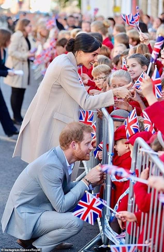 Công nương Meghan và Hoàng tử Harry cho ra mắt tài khoản Instagram riêng khiến MXH dậy sóng - Ảnh 6.