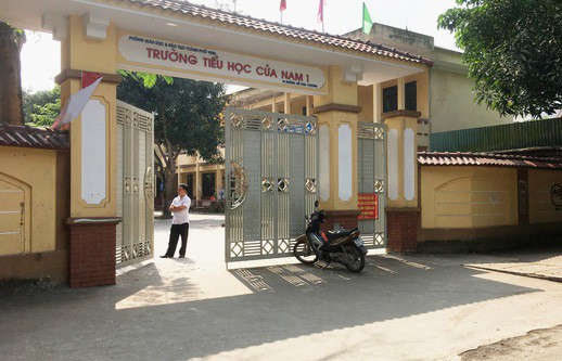 Học sinh lớp 5 mang dao đến trường đâm vào mông bạn - Ảnh 1.