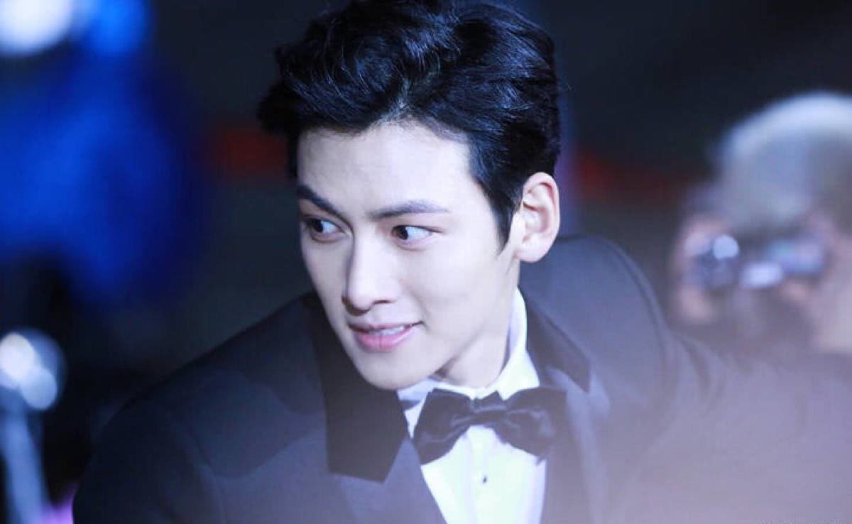 Ngạc nhiên chưa, Ji Chang Wook hóa Captain America “đóng băng” trong 20 năm” để thực hiện ước mơ lái siêu xe màu đỏ - Ảnh 4. Ngạc nhiên chưa, Ji Chang Wook hóa Captain America “đóng băng” trong 20 năm” để thực hiện ước mơ lái siêu xe màu đỏ - Ảnh 4.