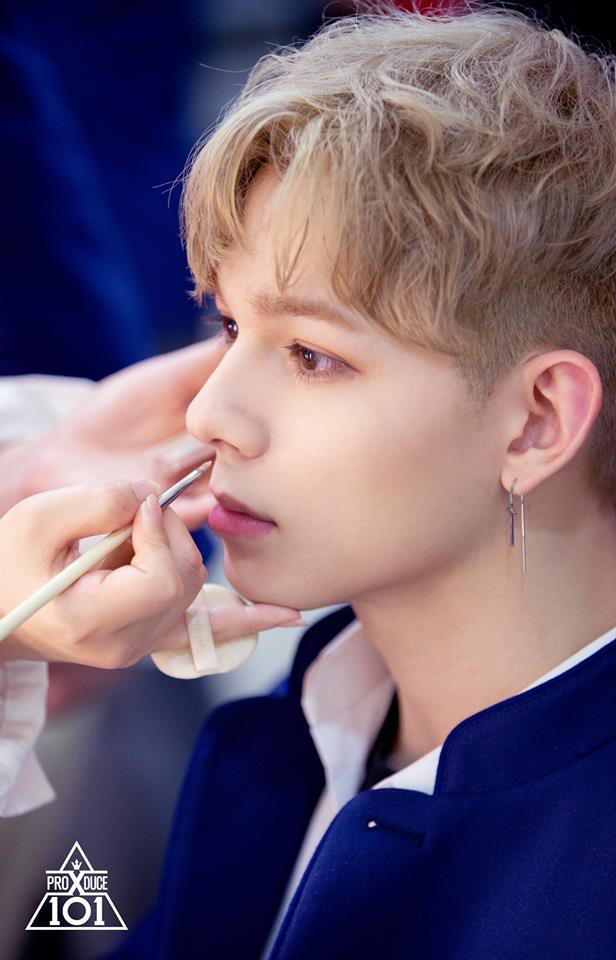 Loạt trai đẹp Produce X 101 makeup sương sương nhưng vẫn bị ánh đèn flash dìm hàng - Ảnh 1.