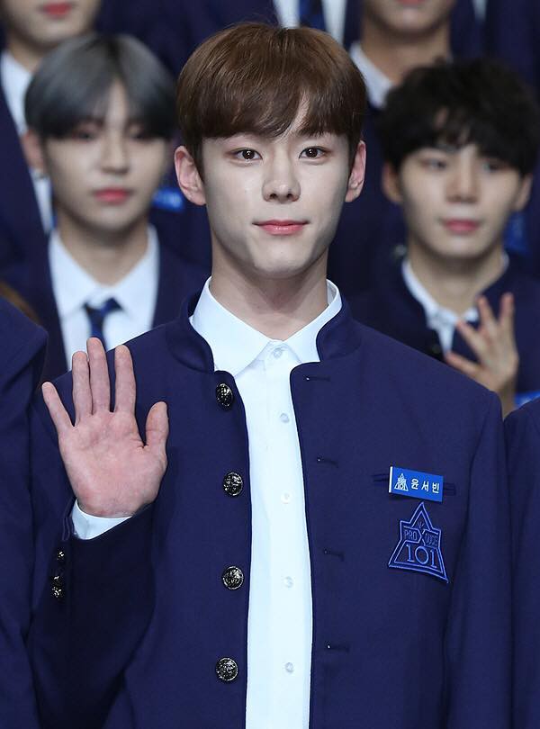 Loạt trai đẹp Produce X 101 makeup sương sương nhưng vẫn bị ánh đèn flash dìm hàng - Ảnh 3.