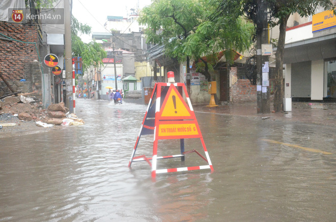 Hà Nội mưa lớn sáng 30/4, nhiều phố ngập sâu trong nước, xe hoa rẽ sóng đi đón cô dâu - Ảnh 11.