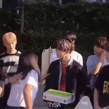 Taeyong (NCT) bất ngờ bị cưỡng h&ocirc;n tr&ecirc;n s&oacute;ng truyền h&igrave;nh Mỹ - Ảnh 2.