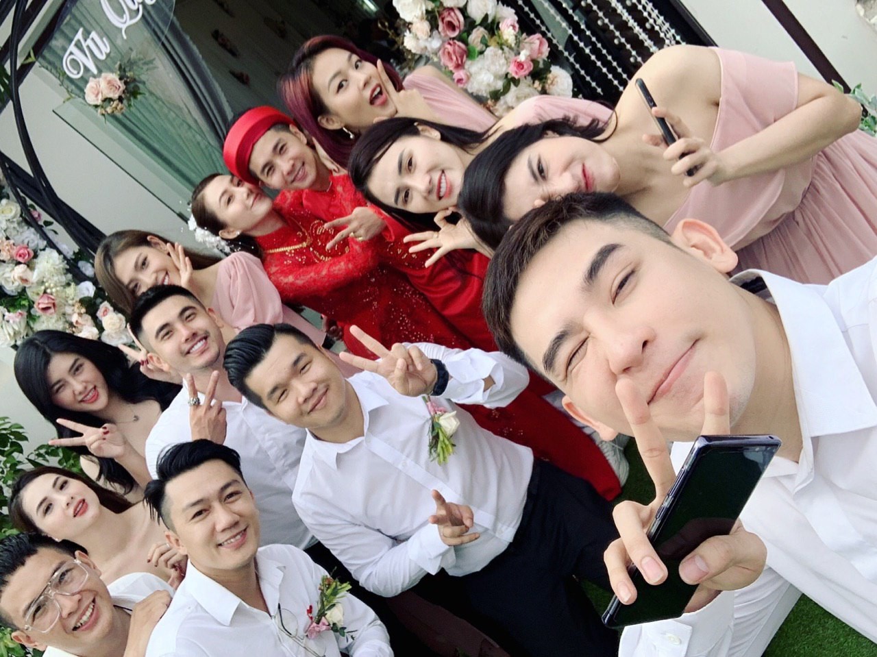 Phí Phương Anh, Chúng Huyền Thanh và hội bạn Vbiz về Gia Lai mừng đám cưới Lê Hà - Ảnh 2.