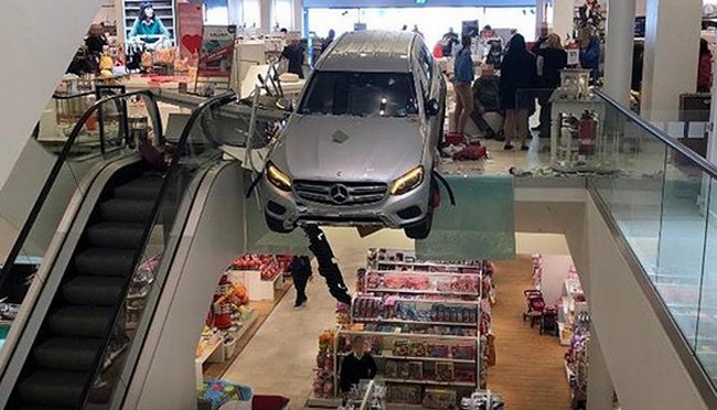 Ô tô lao vào trung tâm mua sắm Hamburg, Đức - Ảnh 1.