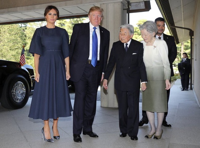 Tổng thống Mỹ Donald Trump d&agrave;nh sự cảm k&iacute;ch ch&acirc;n th&agrave;nh cho cựu Nhật ho&agrave;ng Akihito v&agrave; trở th&agrave;nh ch&iacute;nh kh&aacute;ch đầu ti&ecirc;n diện kiến T&acirc;n Nhật ho&agrave;ng Naruhito - Ảnh 2.