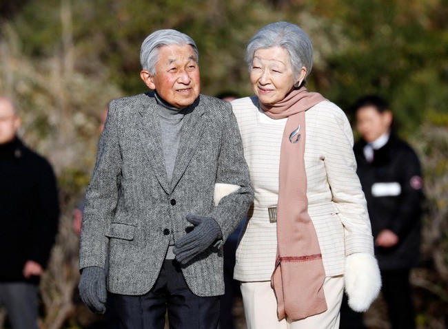 Khoảnh khắc xúc động nhất trong Lễ thoái vị: Nhật hoàng Akihito rưng rưng nắm chặt tay, dìu bước người bạn đời gắn bó 60 năm trong thời khắc chuyển giao lịch sử - Ảnh 3.