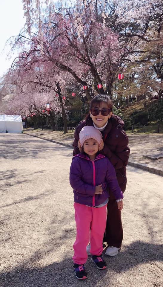 Dù sức khoẻ còn yếu, Mai Phương vẫn cùng con gái sang Nhật ngắm hoa anh đào sau gần 1 năm điều trị ung thư - Ảnh 1.