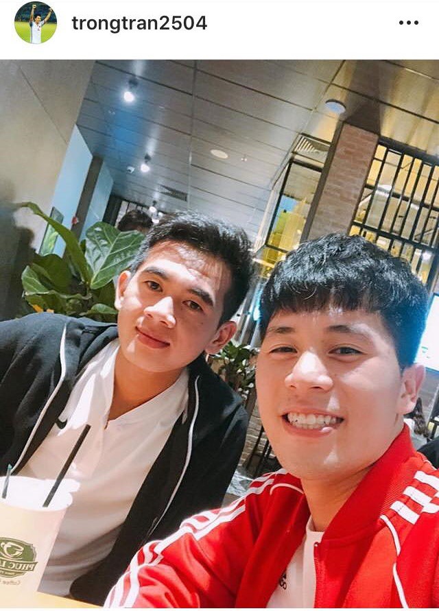 Đăng ảnh chơi khuya cùng người lạ, Đình Trọng liên tục bị fan trách vì không đến ủng hộ quán cafe mới của Tư Dũng - Ảnh 1.